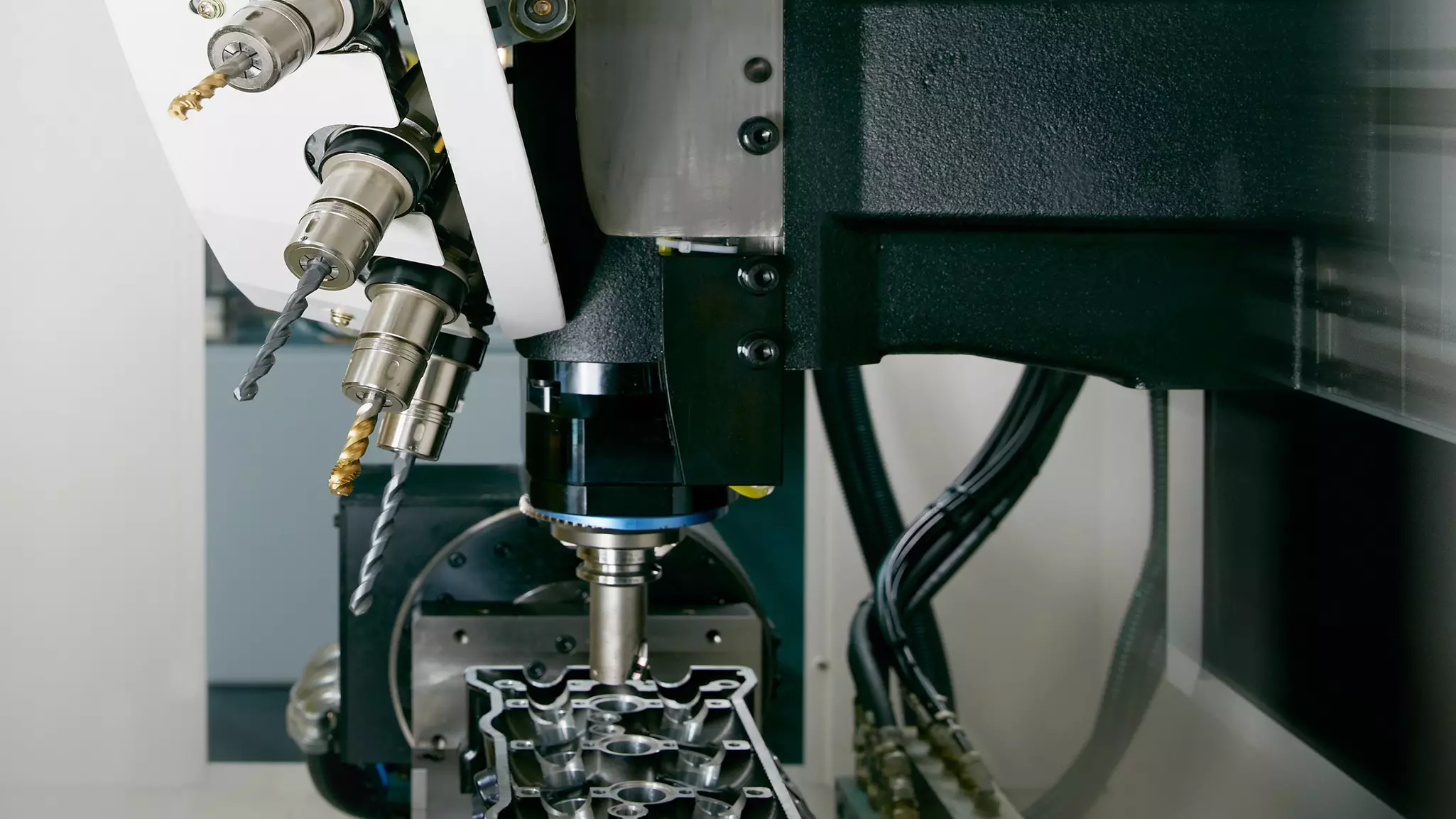 Tool-on-tool changes on FANUC ROBODRILL α-D𝑖B Plus models are extremely fast