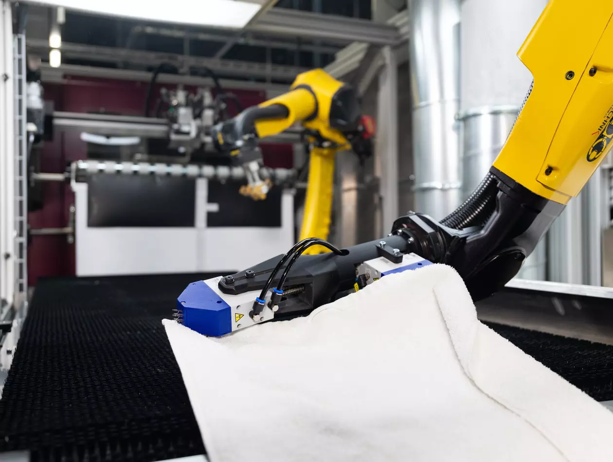 Success story about FANUC robots handling laundry. FANUC M-10iD/12 fold towels automatically. 