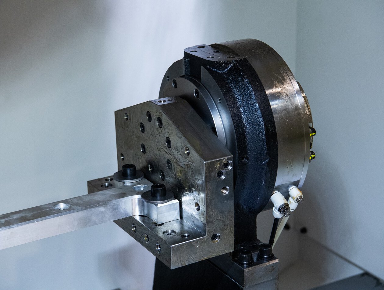 FANUC ROBODRILL DDR-T𝑖B rotary table is the solution for handling parts weighing up to 200 kg with ease.