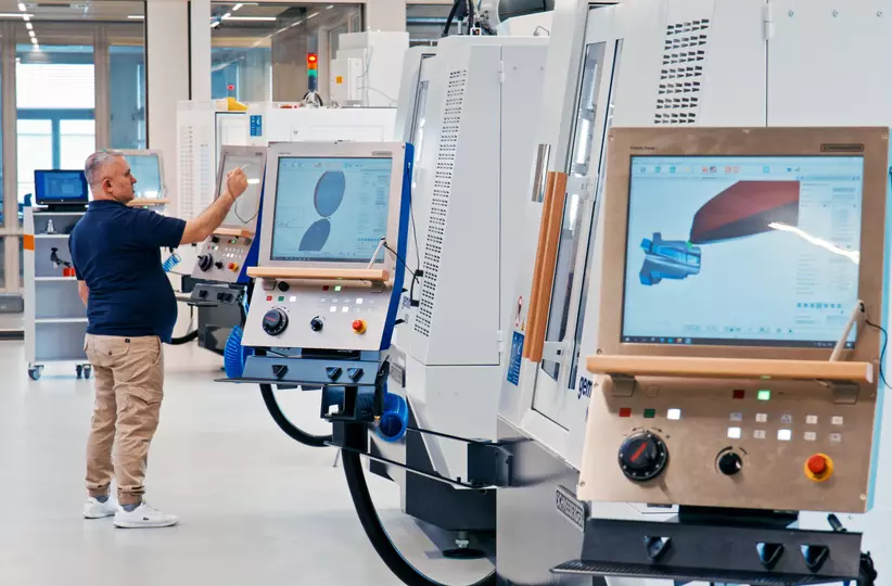 FANUC provided a comprehensive solution, combining CNC, robots, and motors with seamless communication, to the CNC tool‑grinding machine manufacturer SCHNEEBERGER Maschinen AG. FANUC's 31i-B CNC improved diagnostics and enhanced tool-grinding quality.