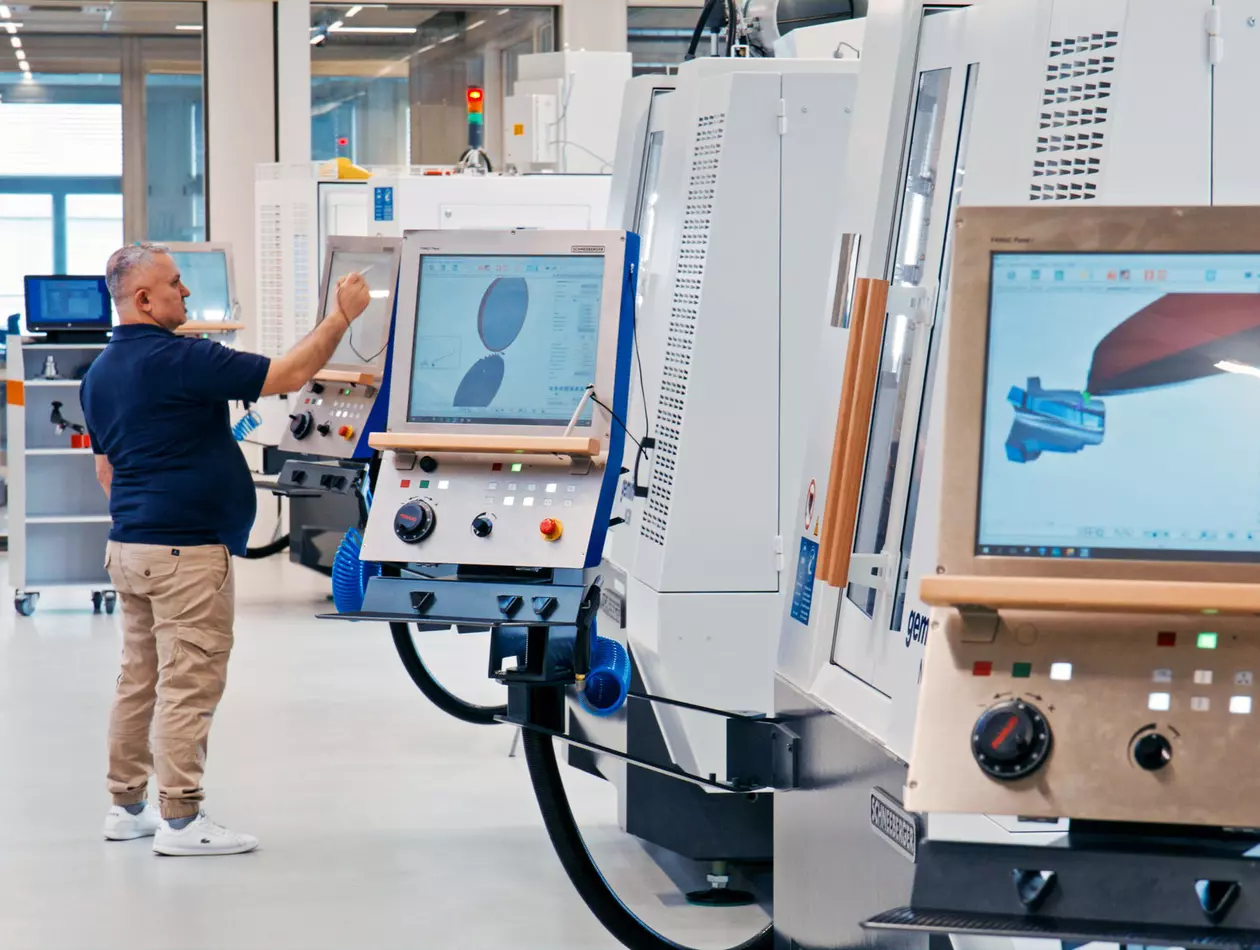 FANUC provided a comprehensive solution, combining CNC, robots, and motors with seamless communication, to the CNC tool‑grinding machine manufacturer SCHNEEBERGER Maschinen AG. FANUC's 31i-B CNC improved diagnostics and enhanced tool-grinding quality.