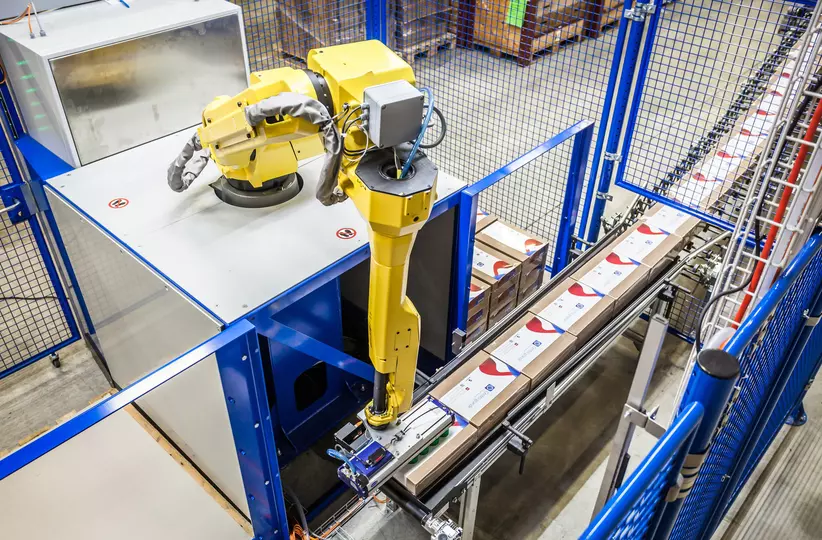 FANUC Robot M-20iA palletizing electronic devices at Fastlog AG. 