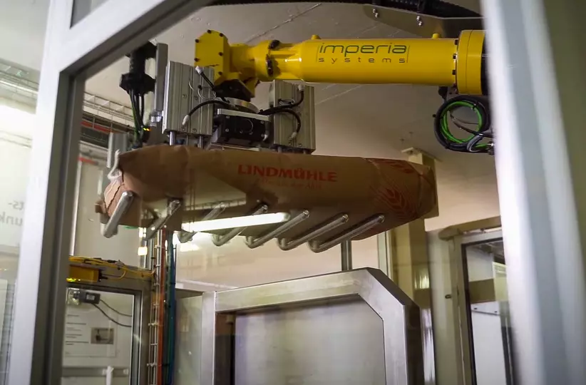 The milling company Lindmühle uses a FANUC M-710iC six-axis articulated arm robot for an automated solution where 5 to 25 kg bags of flour are stacked automatically and each bag is weighed. Not only has the FANUC robot relieved workers at Lindmühle from the physical strain of lifting 5 to 25 kg flour bags onto pallets, but it has also helped the company achieve a 50% increase in its palletising capacity.