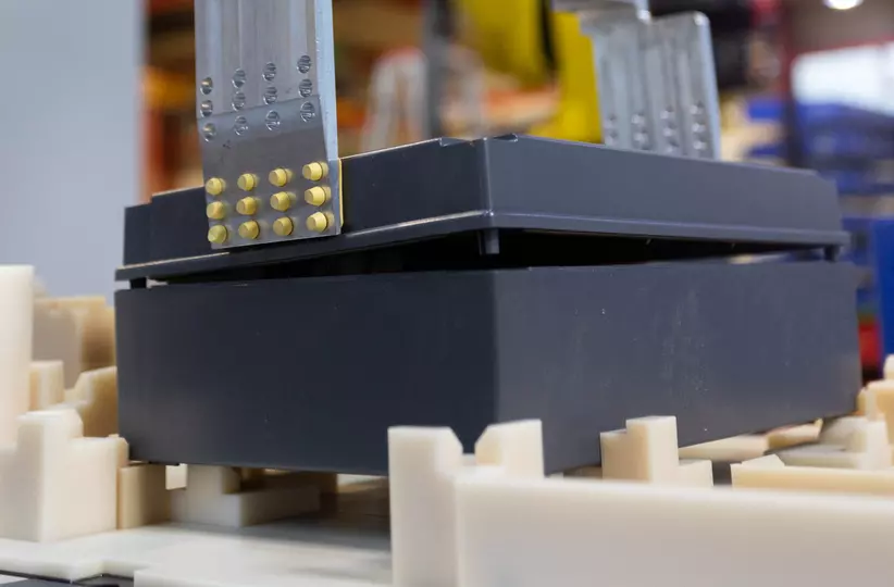 The FANUC robot’s gripper executes precise picking and placement tasks, guided by 3D vision for maximum accuracy. Each movement ensures reliable handling of components and consistent assembly quality.