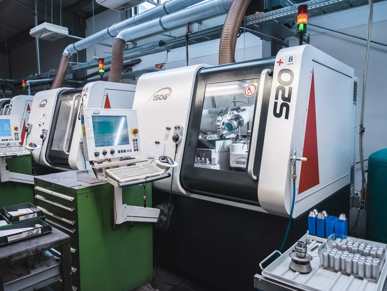 Success story about the successful implementation of FANUC 31i-B5 control with 5-axis simultaneous machining at Metz. Metz is a specialist in regrinding of milling tools and production of special tools. FANUCs CNC and precise servo control provide very good surface quality. With intelligent 3D-simulation the tool programs can be checked before the machining.