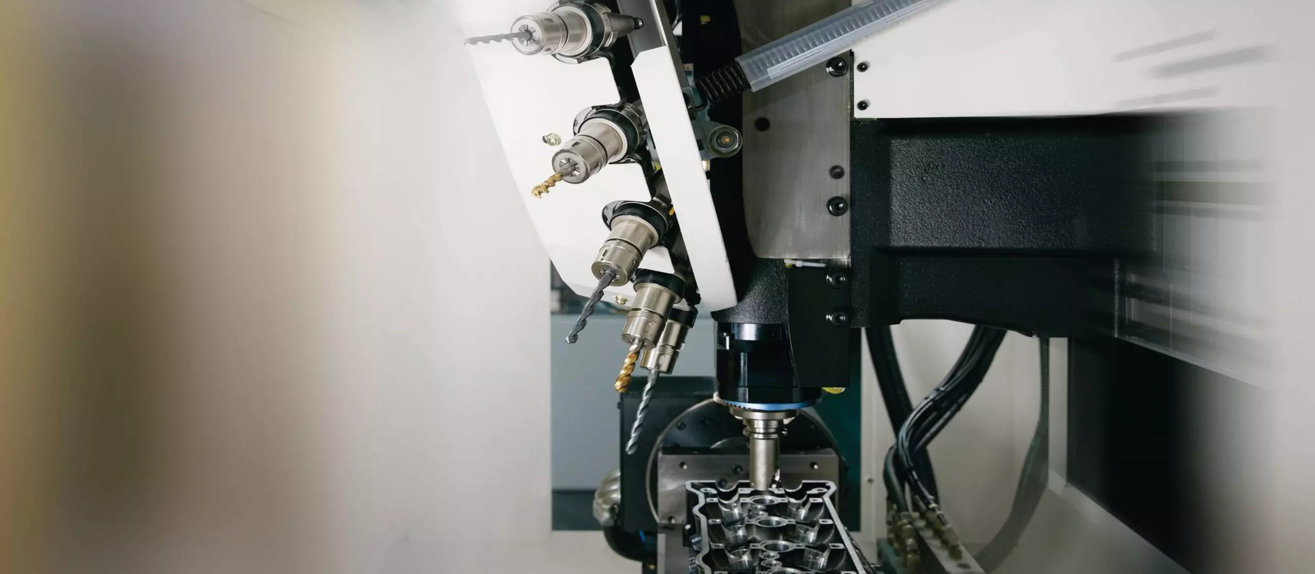 Tool-on-tool changes on FANUC ROBODRILL α-D𝑖B Plus models are extremely fast