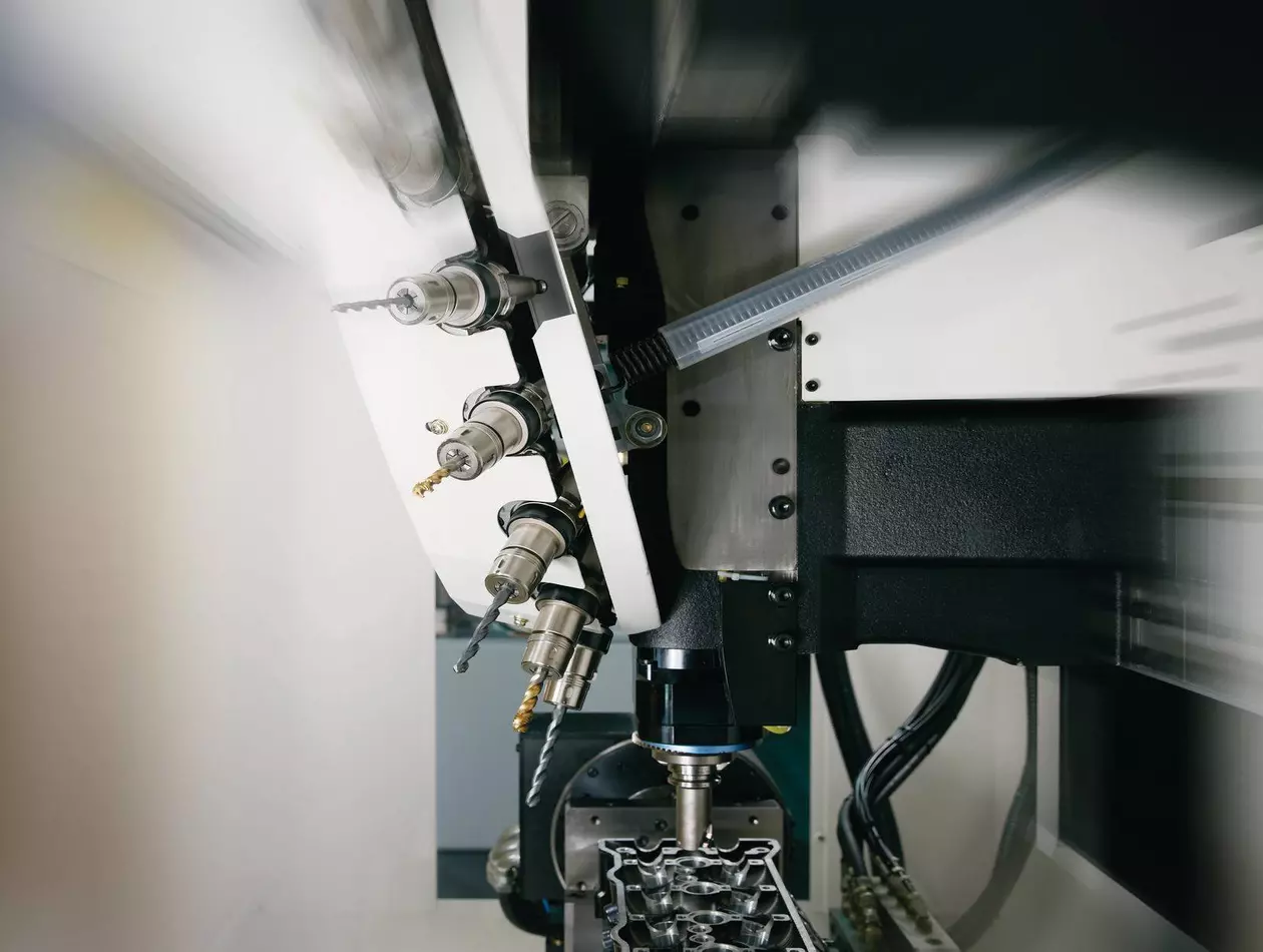 Tool-on-tool changes on FANUC ROBODRILL α-D𝑖B Plus models are extremely fast