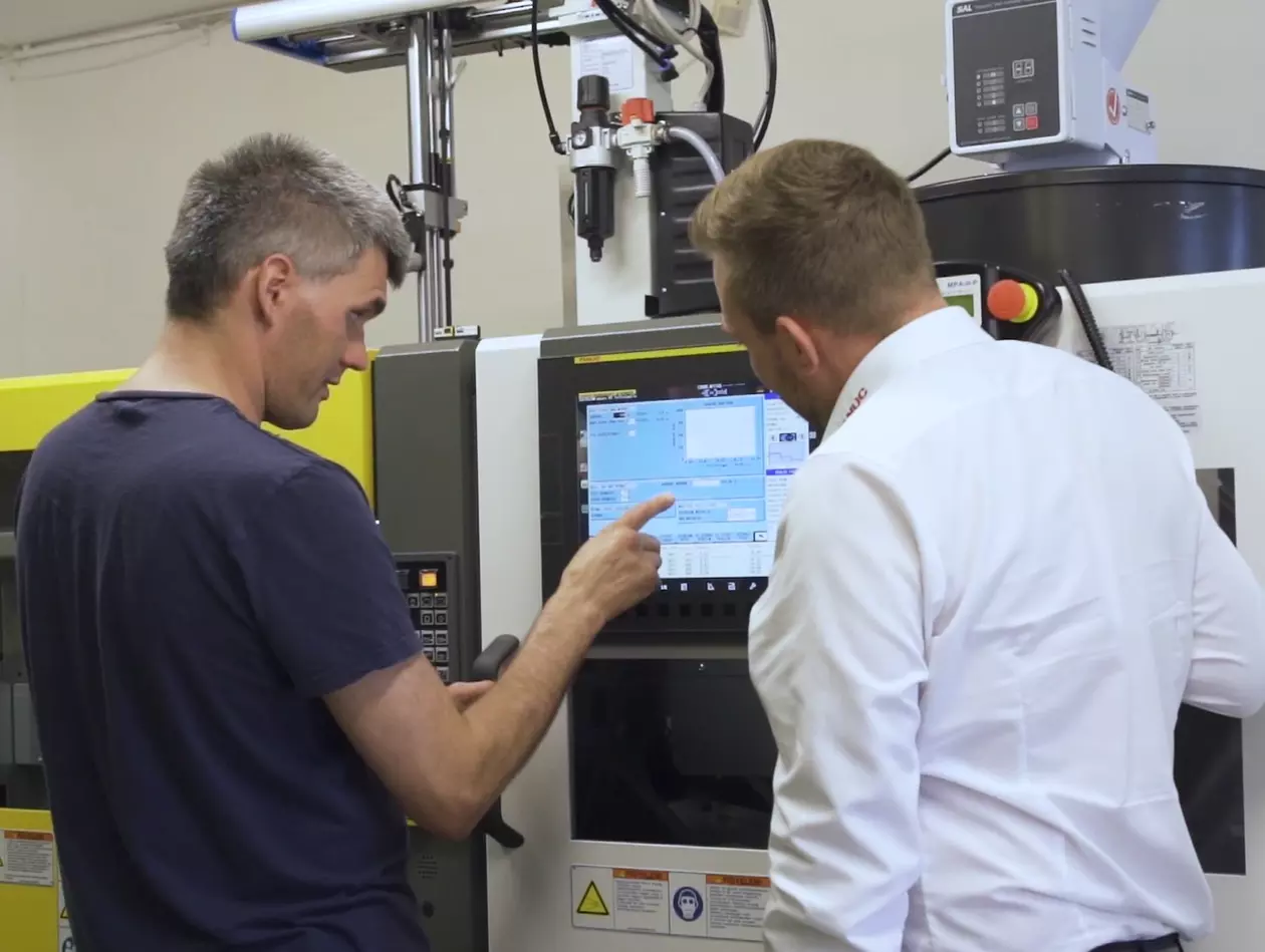 Success Story Hungarian customer Viskiplast. Products shown: ROBOSHOT.