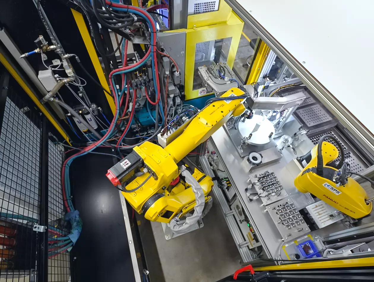 FANUC enabled Vernay to fully automate, in a single cell, a production process involving flow-control solutions, and can now produce parts 24 hours and 7 days without interruptions.
A SCARA robot, the FANUC SR-6iA, is used for picking, placing, and quality control, and the FANUC FANUC M-20iD is employed to flexibly load and unload a moulding machine.