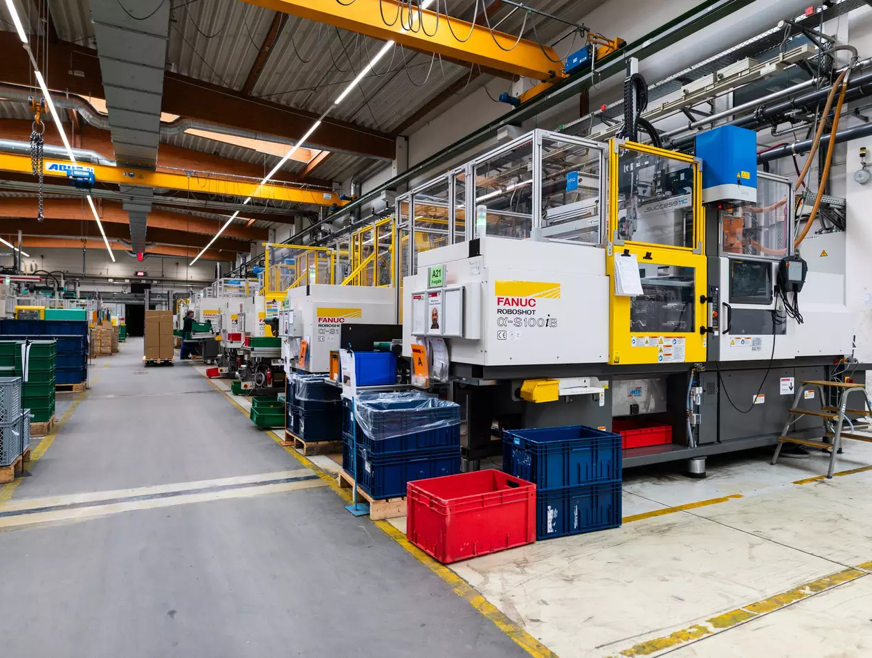 Ako Kunststoffe Case Study picture: plastic parts production relies on advanced FANUC ROBOSHOT machines and robots