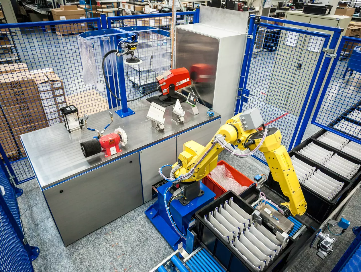 FANUC Robot M-10iA polishing and handling electronic devices at Fastlog AG. 