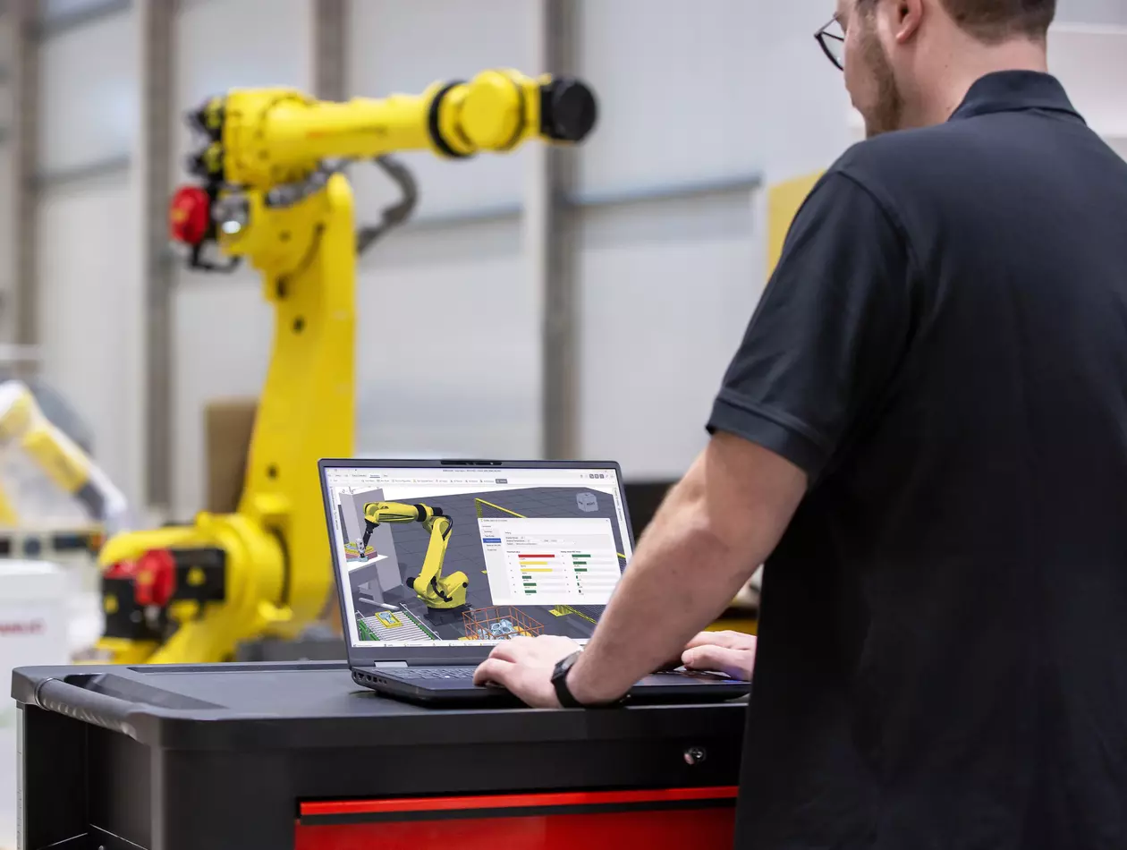 Person working with the ROBOGUIDE simulation