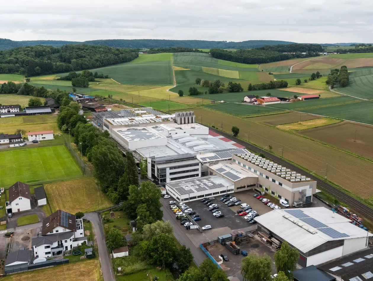 Ako Kunststoffe Case Study picture: plastic parts production relies on advanced FANUC ROBOSHOT machines and robots