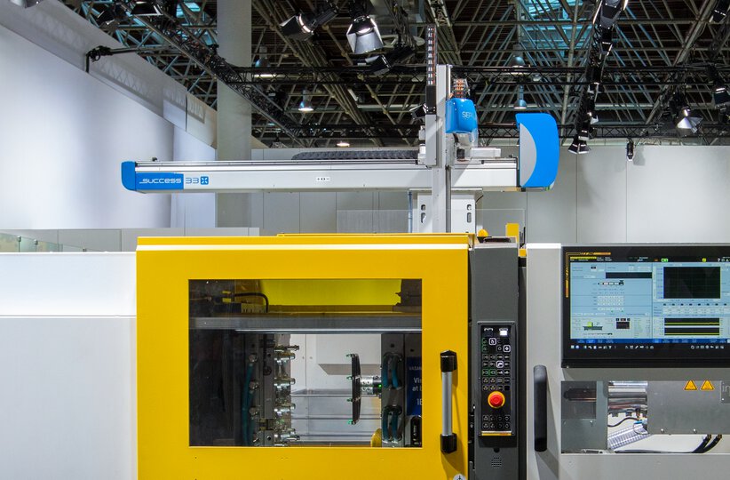 FANUC ROBOSOT Alpha S220iB with SEPRO linear robot at K-Show 2022