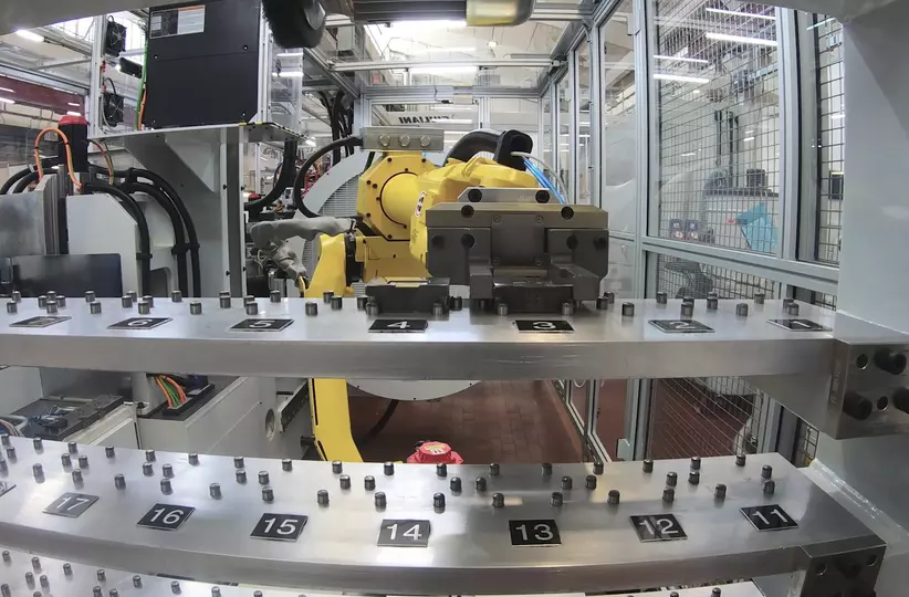 Success story about successful implementation of FANUC CNC control 31i-B and a FANUC M-10 robot at the Italian company Giuliani, a specialist in transfer machines for processing locks and keys.