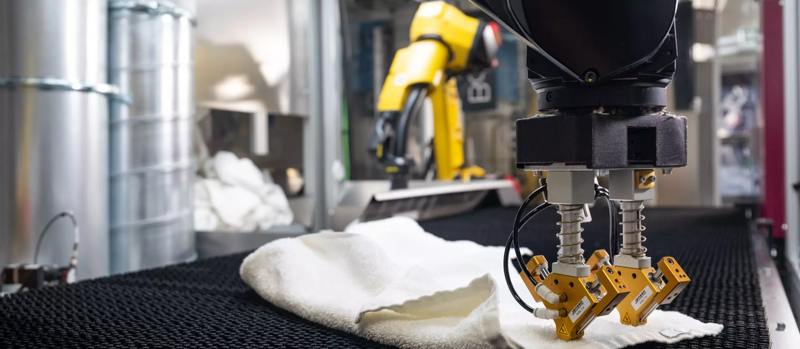 Success story about FANUC robots handling laundry. FANUC M-10iD/12 fold towels automatically. 