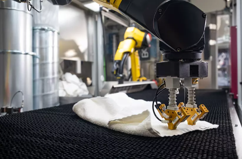 Success story about FANUC robots handling laundry. FANUC M-10iD/12 fold towels automatically. 