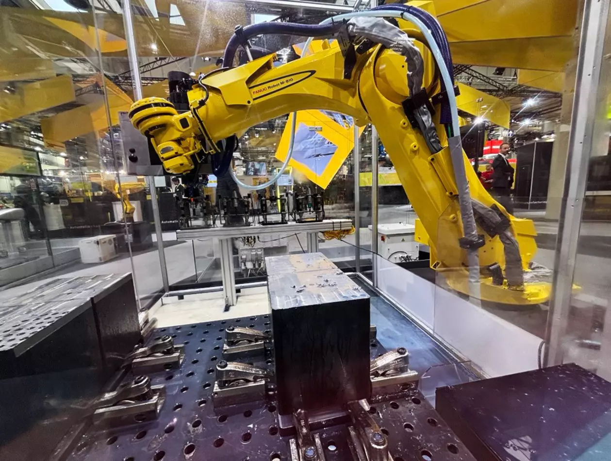 Robot milling with M-810/270-27B. Image from EMO 2025. Hanover.