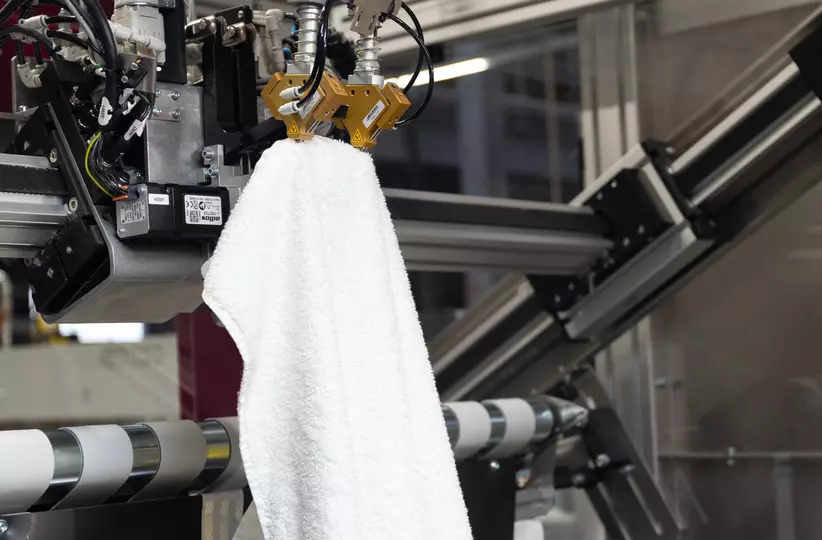 Success story Sewts about robots handling laundry. FANUC Germany