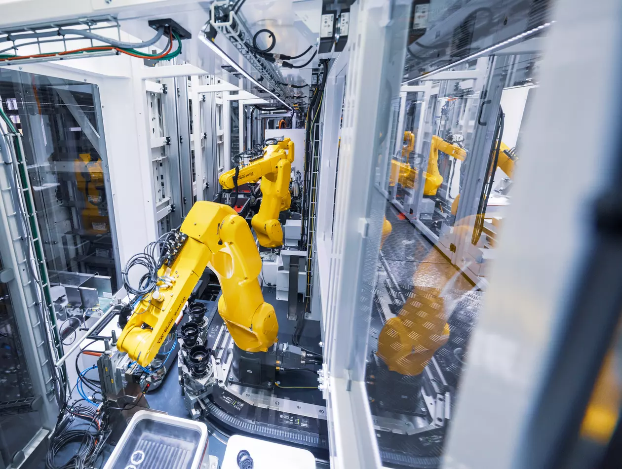 Images Eugster/Frismag Case Study. Assembling of coffee grinders with LR Mate 200iD/7L and handling with M-20iD/25 in combination with ZDT.