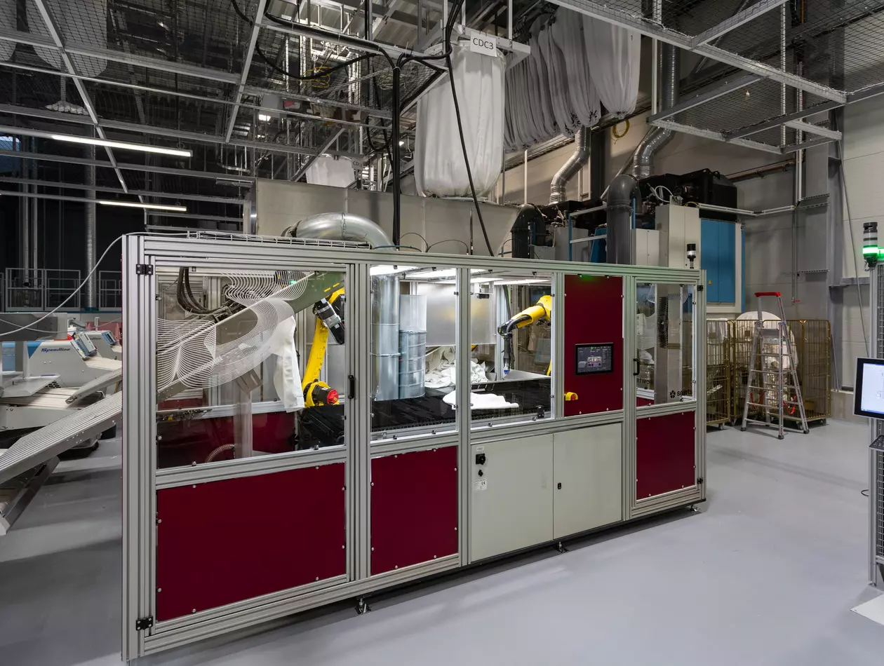 Success story Sewts about robots handling laundry. FANUC Germany