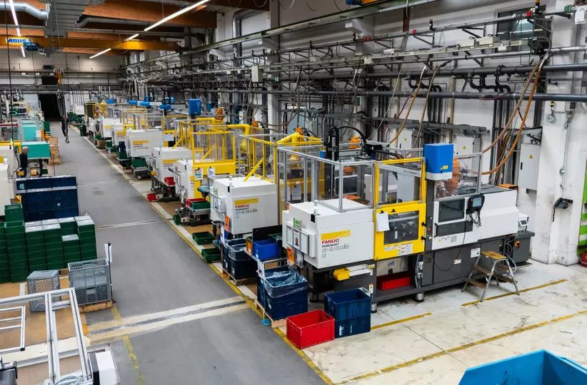 Ako Kunststoffe Case Study picture: plastic parts production relies on advanced FANUC ROBOSHOT machines and robots
