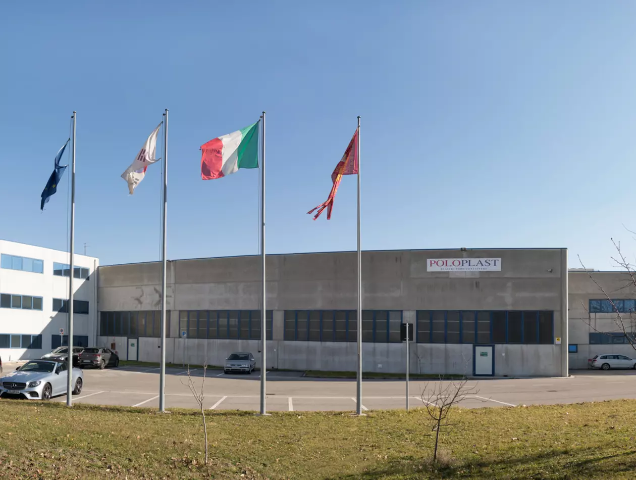 Image related to the success story video about ROBOSHOT with the Italian company Poloplast.