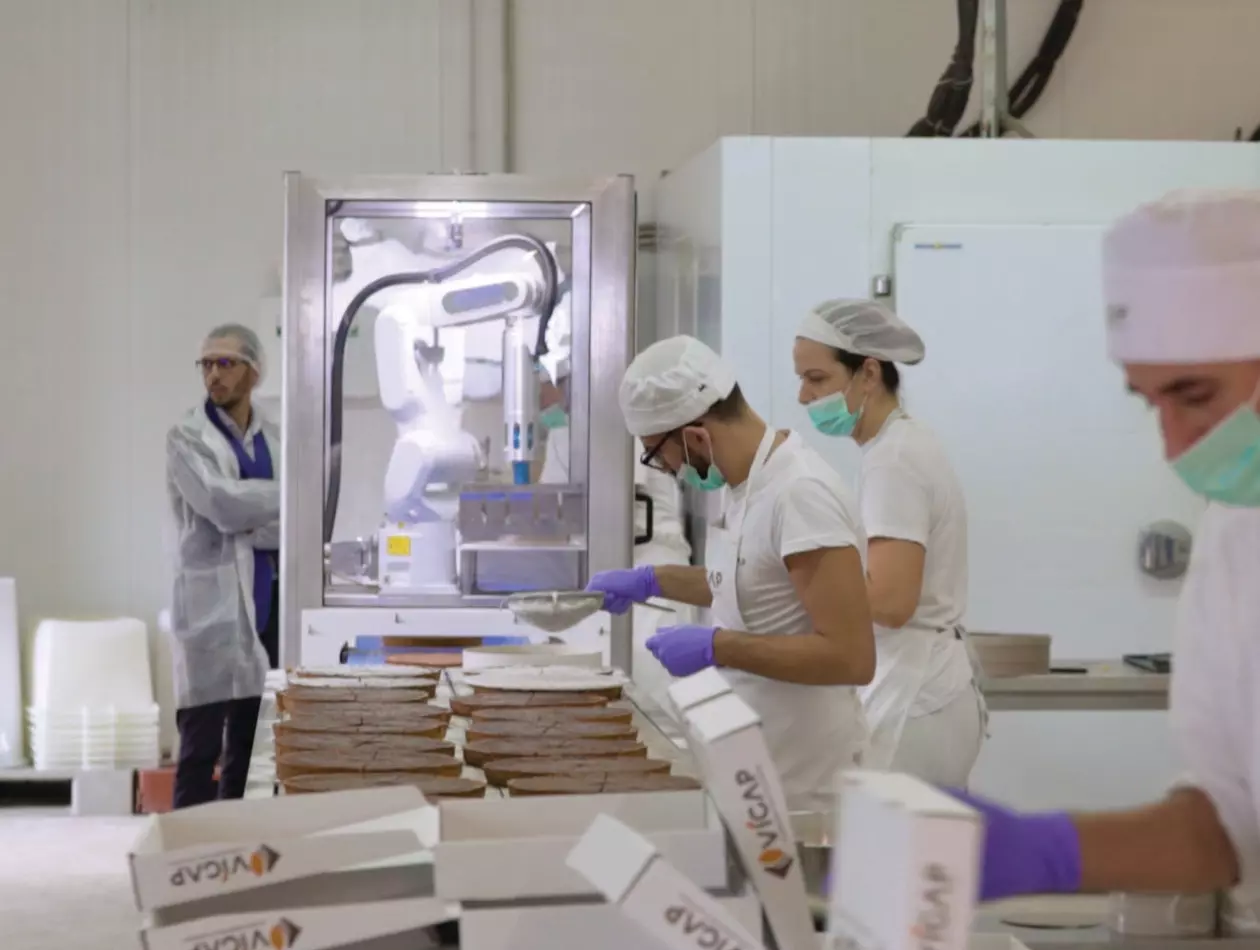 Success story about successful implementation of FANUC LR Mate 200iD in the food industry. Vigap has automated its cake cutting process with the introduction of a FANUC robot that cuts using an ultrasonic blade in confined spaces, bringing perfection and speed to production.
