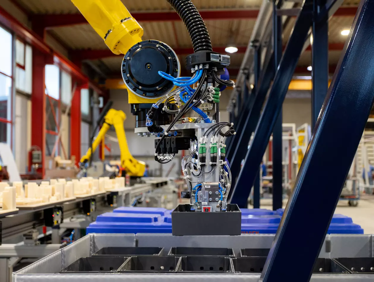 Success story about automated assembly of gate controls using FANUC robots by the German company Ulrich Rotte Anlagenbau und Fördertechnik GmbH.

Ulrich Rotte Anlagenbau und Fördertechnik GmbH relies on FANUC robots for the precise assembly of gate controls. Guided by a 3D Vision System, the robots pick components with accuracy, while the FANUC M‑20iA/12L places them into small load carriers. Integrated optical and electronic checks ensure consistent quality throughout the process. 