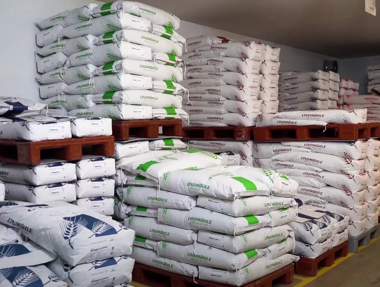The milling company Lindmühle in Birmenstorf (CH) was looking for an automated solution where 5 to 25 kg bags of flour are stacked automatically in a visually beautiful way and each bag is weighed.