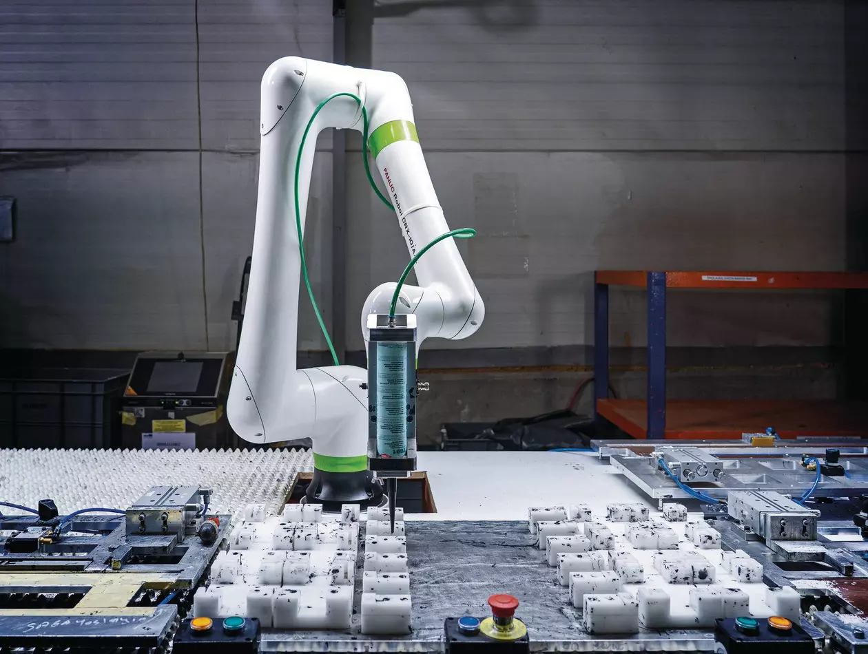 Success story about successful implementation of FANUC robots, and cobots at the Turkish company Silverline.