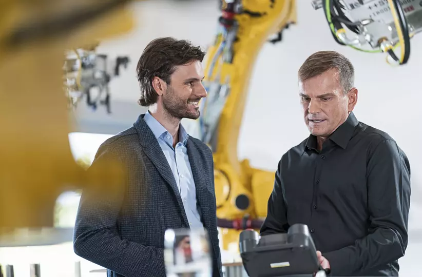 FANUC service employee trains a customer 