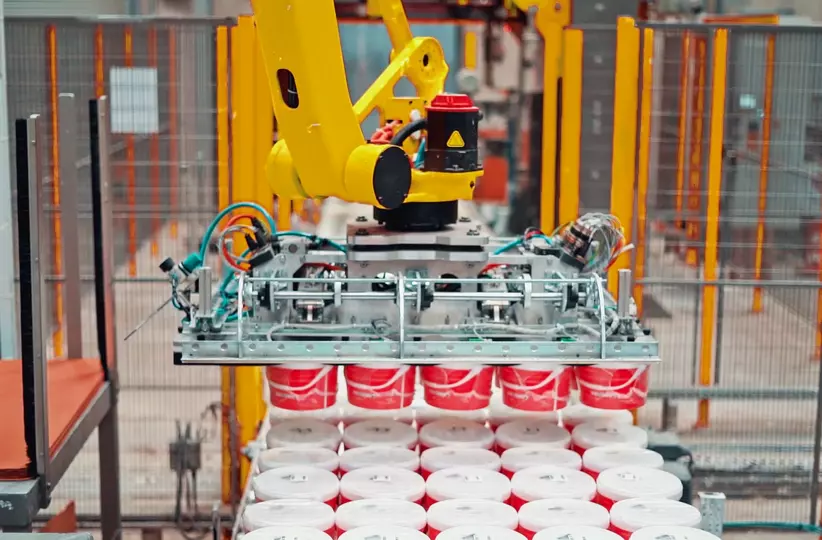 Robotic Palletizing Line with FANUC Robot M-410iC/185. 