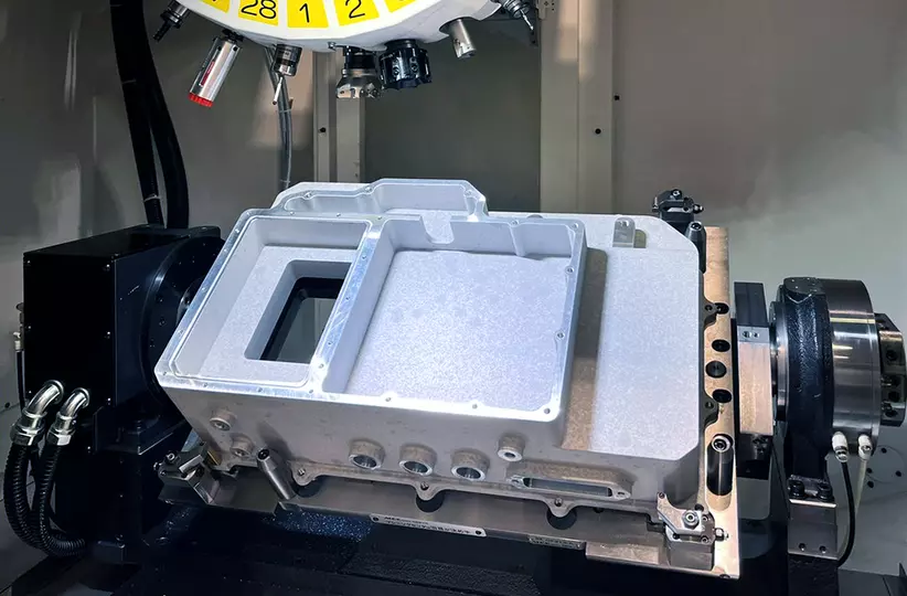 FANUC ROBODRILL D28LiB5 ADV Plus Y500 with DDR-TL𝑖B rotary table machining a large workpiece. ROBODRILL DDR-T𝑖B rotary table is the solution for handling parts weighing up to 200 kg with ease.