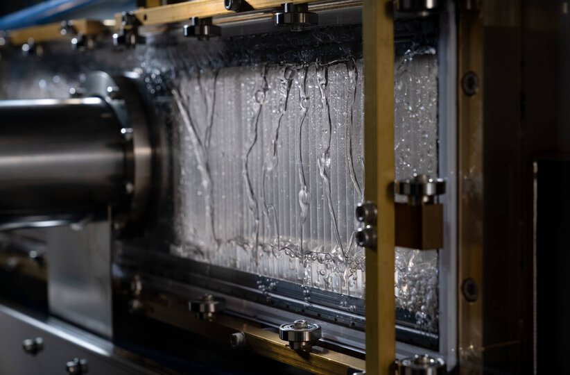 FANUC ROBOCUT pre-seal work tank mechanism - A pressurised clean water tank prevents sludge from adhering to the seal plates and reducing cutting accuracy. The two split transparent seal plates are easy to check for dirt, disassemble and keep clean.