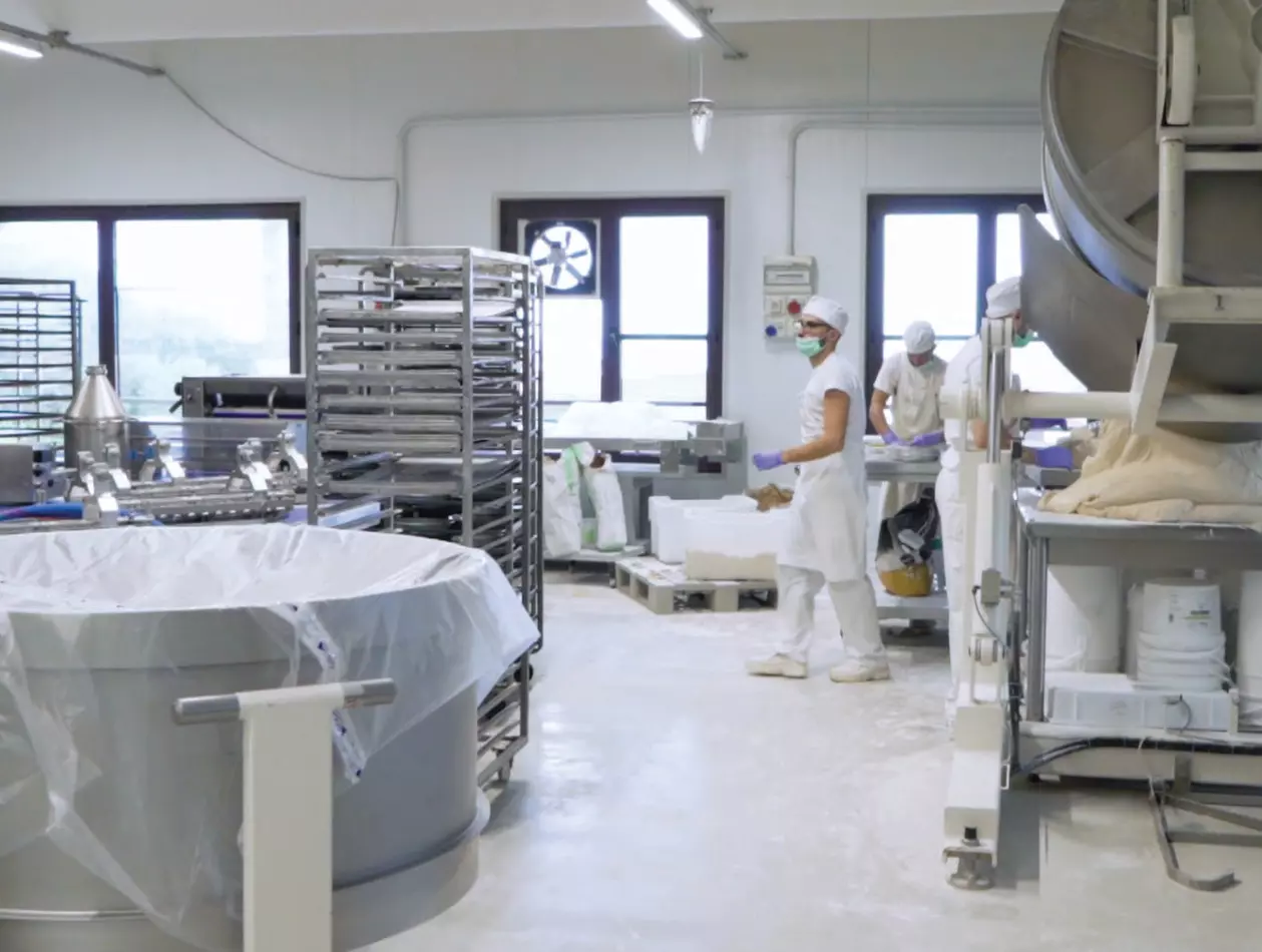 FIT success story featuring cake cutting with a FANUC LR Mate 200iD in a compact cell.