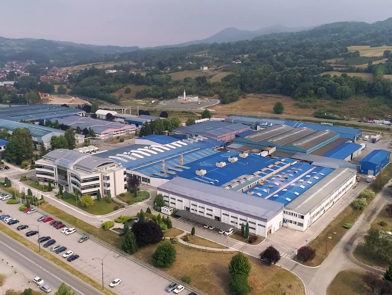 Success Story Metalac. Metalac specialises in creating kitchen sinks and bathtubs. Many tasks throughout industry are tailor-made for automation. Grinding and polishing are among this number, particularly when challenging materials make these processes slow and onerous for human operatives.