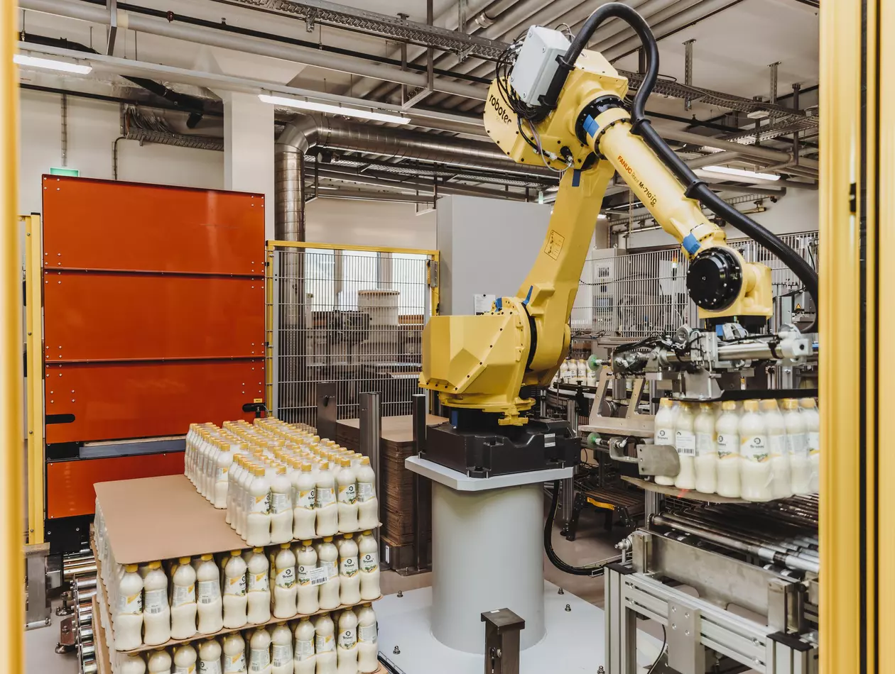 M-710iD/50 palletising bottles.