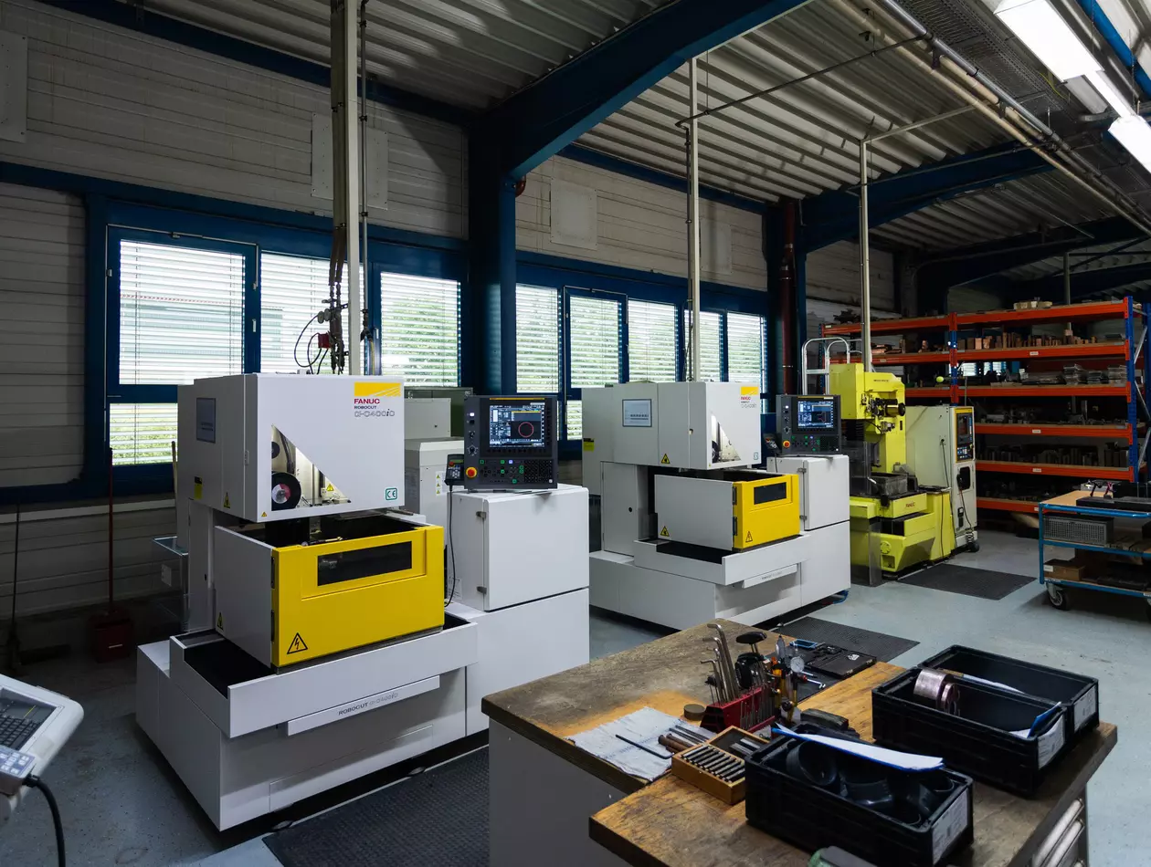 Fiabilité exemplaire : l'électroérosion à fil FANUC, âgée de 35 ans, est toujours utilisée quotidiennement