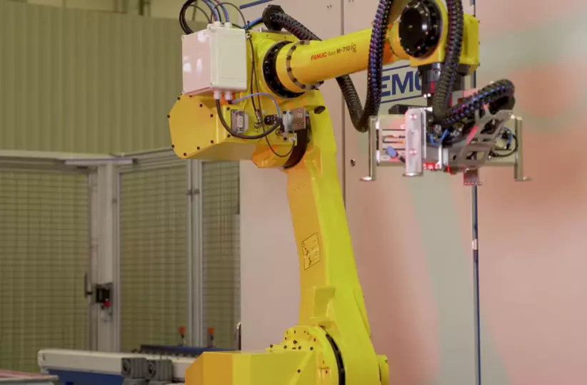 FANUC M-710iC/70 industrial robot combined with a FANUC 3DV/600 3D vision system, which is able to recognise the position of crates and pallets independently, at the Swiss company Heinz Hänggi Stanztechnik.