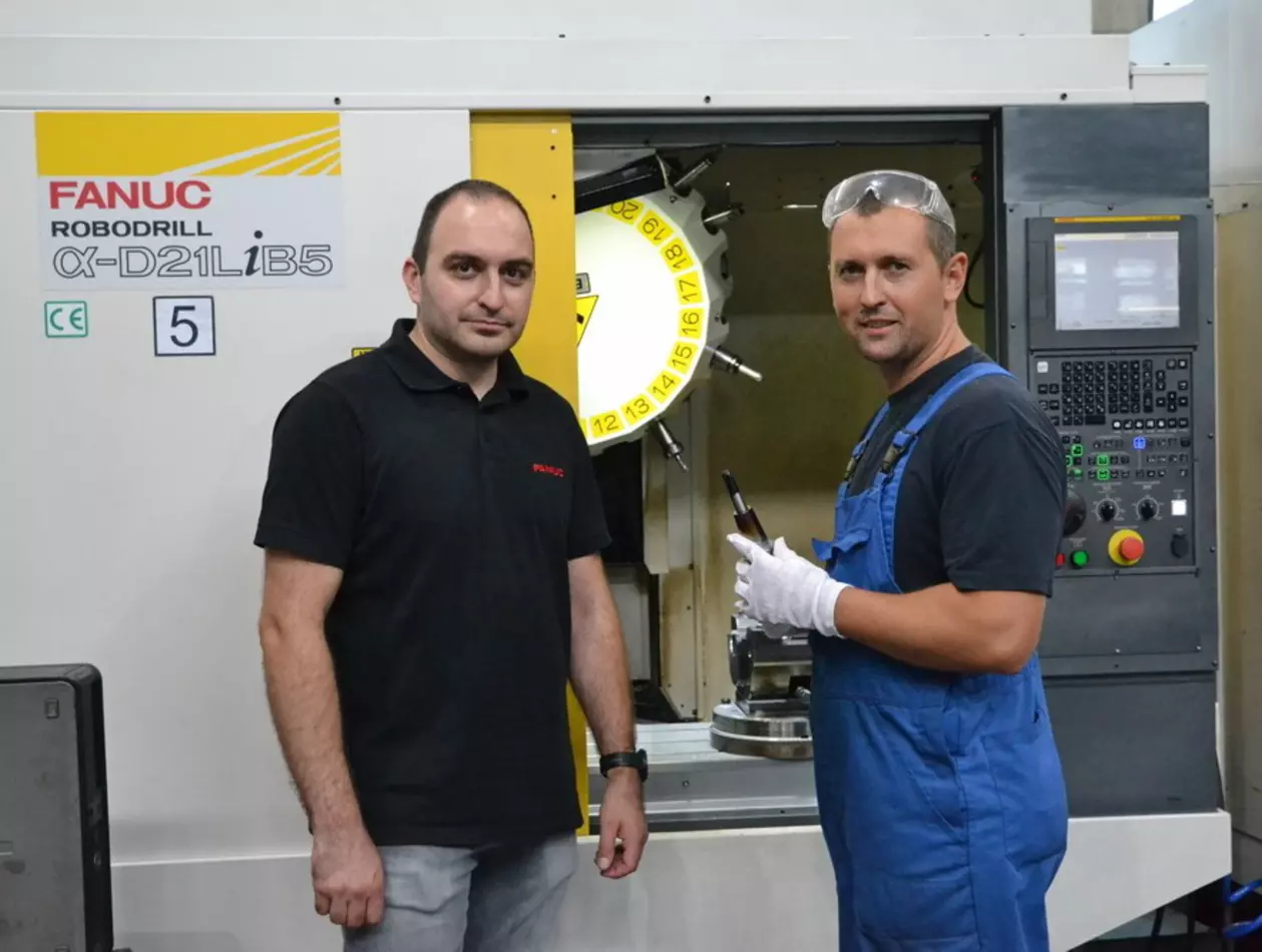 NHOM-98 is a mould manufacturer for the glass industry. For the production of parts with high complexity and shapes, they have installed several machines with FANUC CNC controls and five FANUC ROBODRILL machining centers.