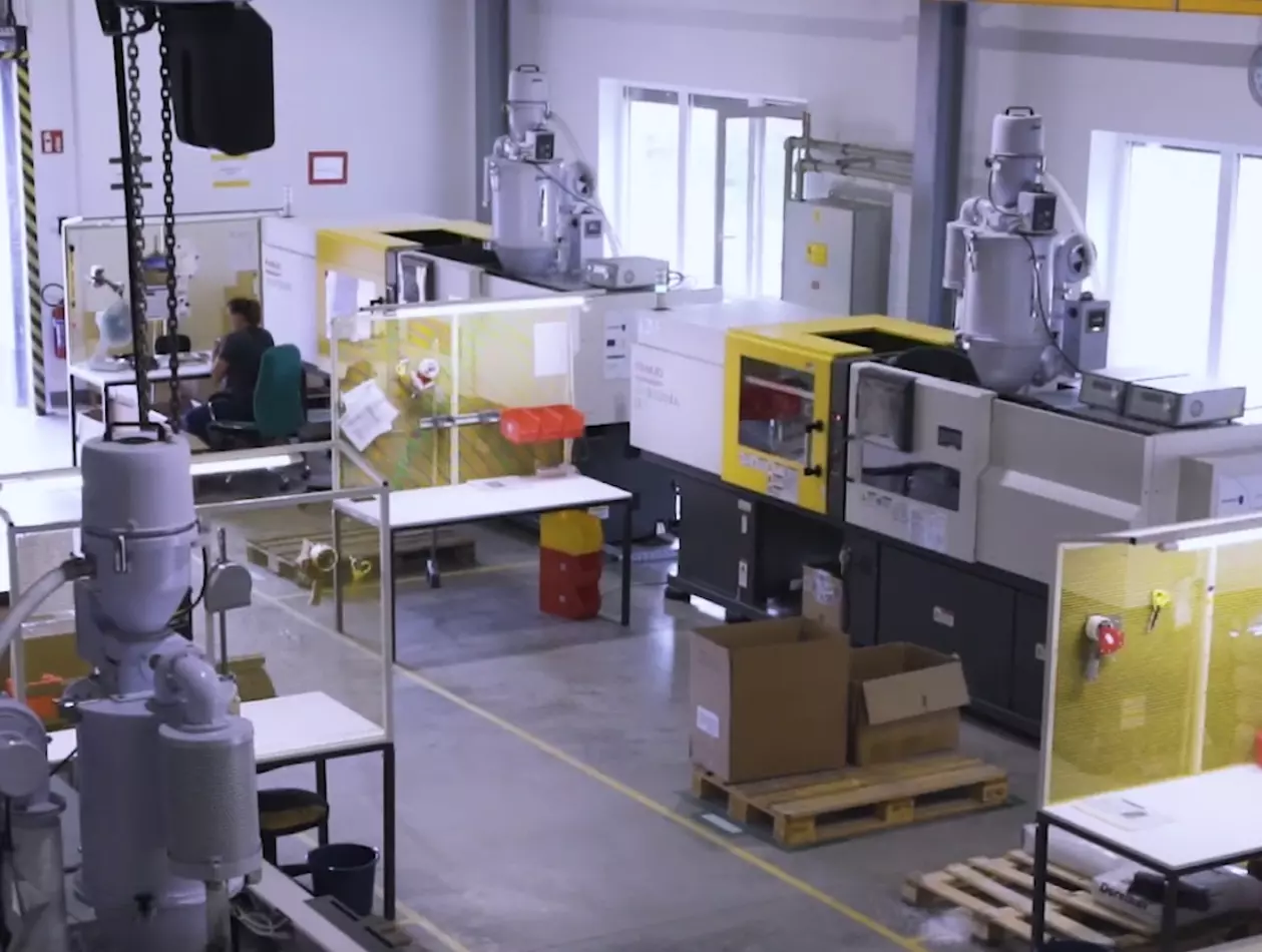 Success Story Hungarian customer Viskiplast. Products shown: ROBOSHOT.