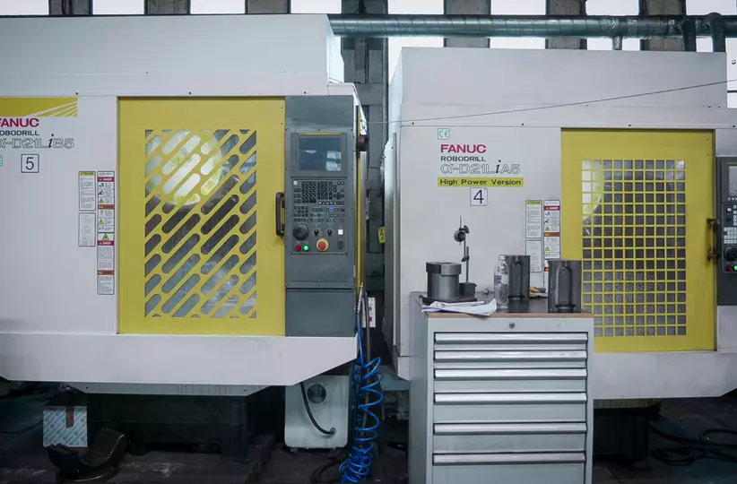 INHOM-98 is a mould manufacturer for the glass industry. For the production of parts with high complexity and shapes, they have installed several machines with FANUC CNC controls and five FANUC ROBODRILL machining centers.