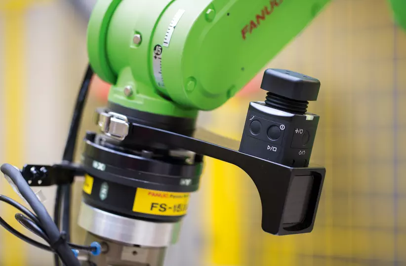 Image from Collaborative Robot brochure MBR-02361-RO featuring Hand Guidance as well as Force Sensor FS-15iA