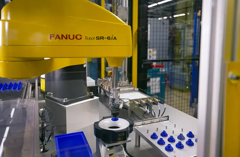 FANUC enabled Vernay to fully automate, in a single cell, a production process involving flow-control solutions, and can now produce parts 24 hours and 7 days without interruptions.
A SCARA robot, the FANUC SR-6iA, is used for picking, placing and quality control.