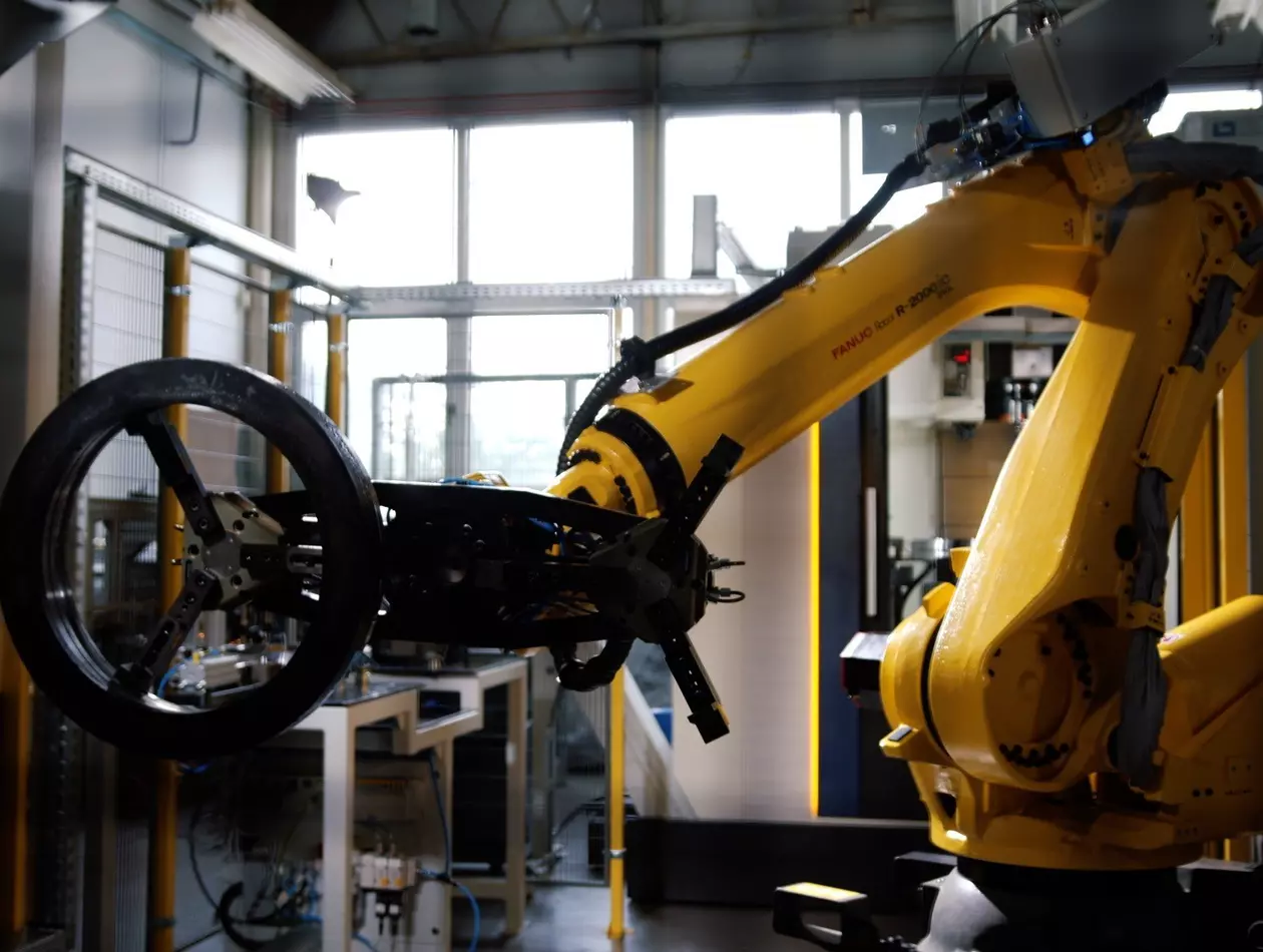 Success story about the successful implementation of FANUC CNC and FANUC robot R-200iC/210L at the Slovenian company Mikron Plus.