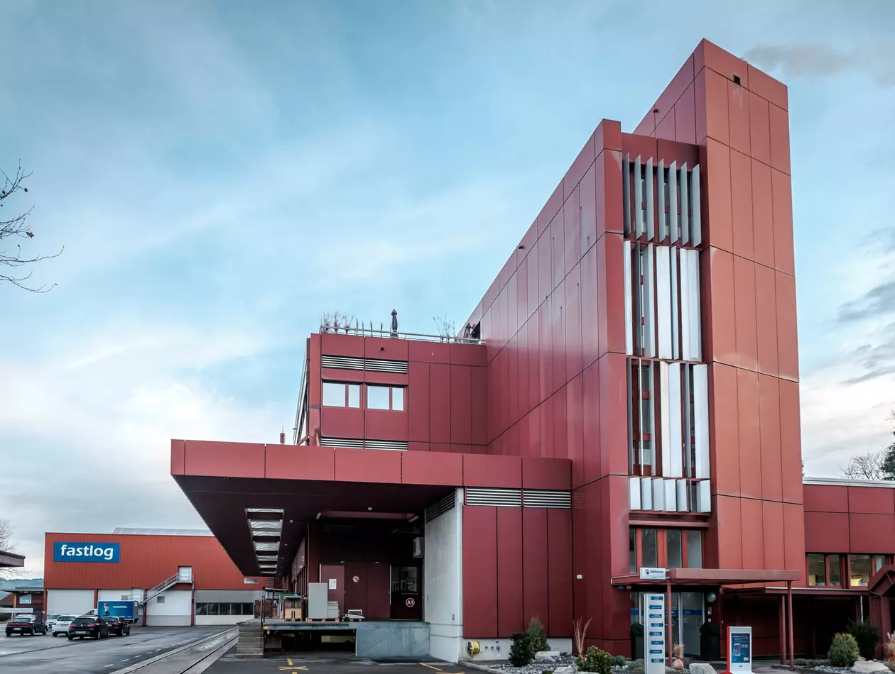 Fastlog AG is a company that was re-established in 2009 with over 100 years of tradition from the former PTT Group and currently employs 140 people in service and logistics of spare parts for its business customers. The aim of this niche business is to extend the life cycle of used basic electronic devices such as modems or set-top boxes from the IT/telecommunications sector and make them available to the market again, fully tested and inspected.