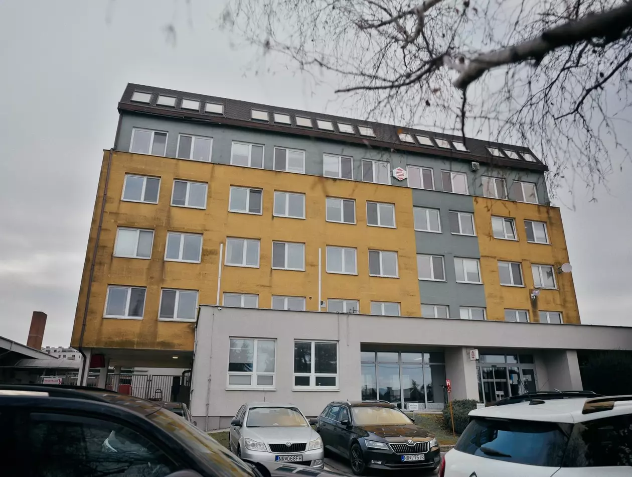 Služba Nitra case study pictures

The Slovakian company supplies mostly to the automotive sector and has transformed its production by adopting ROBOSHOT injection moulding machines and industrial robots. The company has significantly increased productivity while cutting energy consumption and reducing error rates.