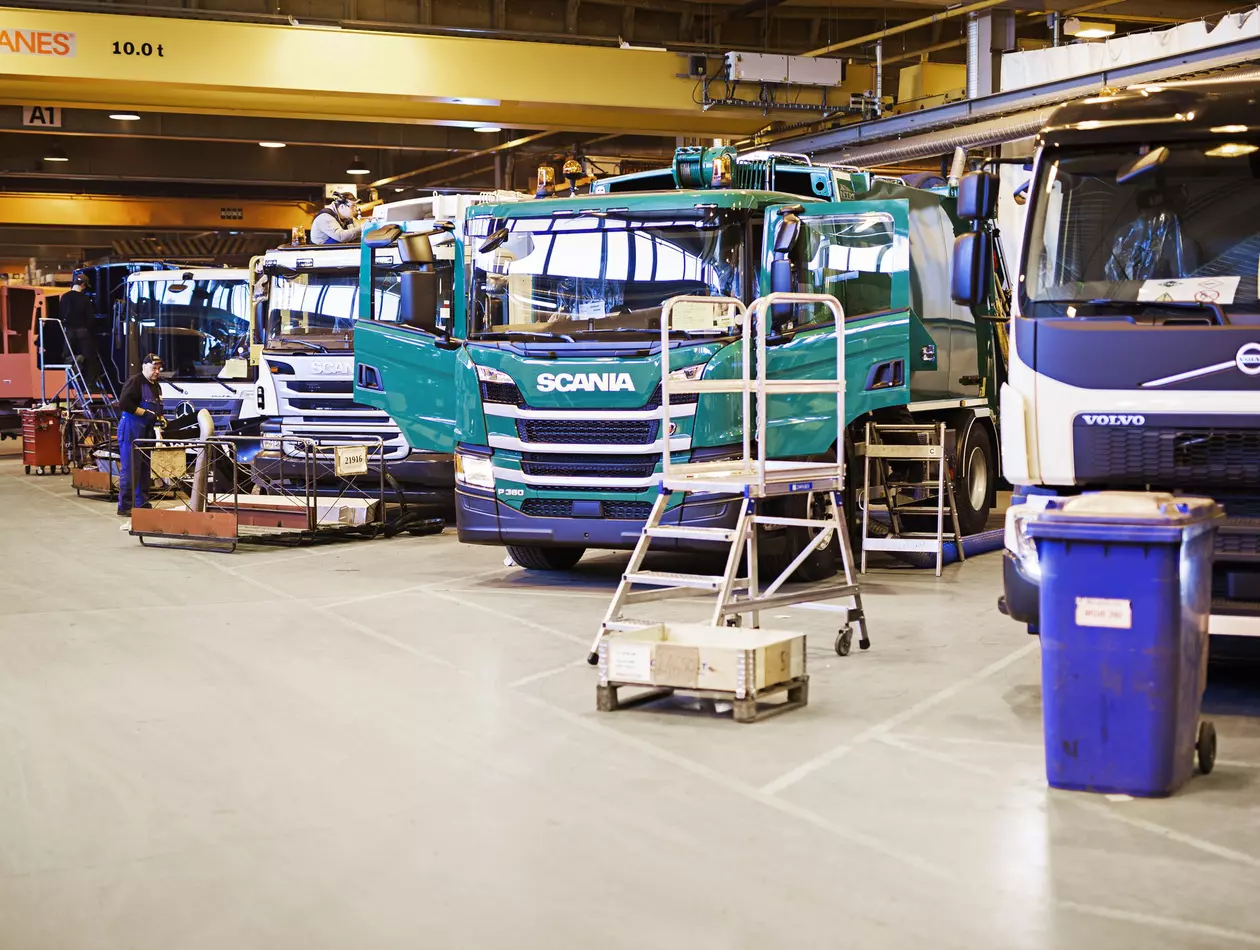 Image related to the success story video featuring the Nordic customer NTM. 

NTM is one of Europe’s leading providers of refuse trucks and compactors. With its headquarters in Närpes in northern Finland, the company has over 400 employees and several subsidiaries across Europe.

A collaborative robot solution involves a FANUC M-2000iA/2300 lifting and rotating compacter sections, which weigh up to two tons, and a FANUC ARC Mate 100iD/8L expertly welding the sections in the unmanned factory at night.