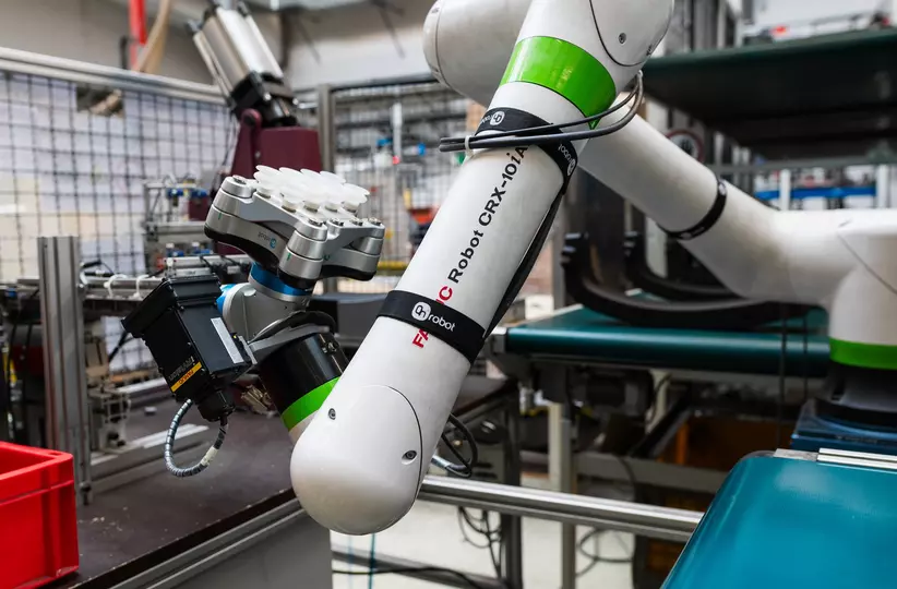 Ako Kunststoffe Case Study picture: plastic parts production relies on advanced FANUC ROBOSHOT machines and robots